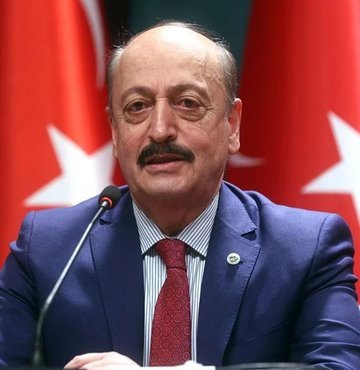 Çalışma ve Sosyal Güvenlik Bakanı Vedat Bilgin, 2023 yılı için geçerli olacak asgari ücret ile ilgili konuştu. Bakan Bilgin, asgari ücrette bir önceki yıla göre yüzde 100 artış sağlandığını vurgulayarak, "Yaptırdığımız araştırmalardan bize gelen bilgilere göre bazı küçük sendikaların, 8 bin TL’nin üzerinde yapılacak bir asgari ücret tespitinden endişe duydukları görülmüştür. Özel sektörde yaşanan bu sorunların farkındayız ve bunun aşılması için sendikalarımızı güçlendirmek üzere bazı adımlar atmak gerektiğinin bilincindeyiz" dedi