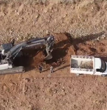 Bitlis’te ilginç bir operasyona imza atıldı. Kentte azılı hırsızlık çetesi drone ile takip edildi. Çete, izinli kazı çalışması yürütüyormuş gibi kepçelerle yer altındaki elektrik kabloları ve trafoları çalarken, polis de sessiz sedasız drone ile takip ederek o anları kaydetti