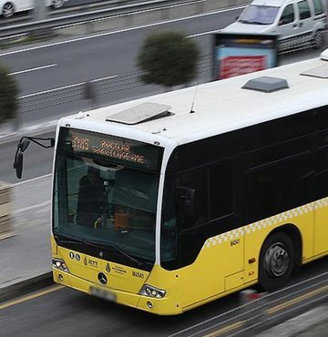 İstanbul Büyükşehir Belediyesi iştirak şirketi İSBAK, İstanbul trafiği için teknolojik çözümler üretiyor. Özel halk otobüsü şoförleri artık yapay zekanın takibinde. Yeni yılla birlikte İETT otobüslerinde de yapay zeka devri başlıyor. Öyle ki artık direksiyondan şoförün kalp ritmi ölçülebilecek. Taksilerdeki sorunların çözümü için de karekod sistemi devreye giriyor. İSBAK Genel Müdürü Mesut Kızıl, İstanbul trafiği için geliştirilen tüm teknolojik yenilikleri Habertürk