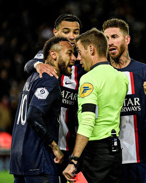 Neymar arka arkaya gördüğü kartlar sonrası çılgına döndü!