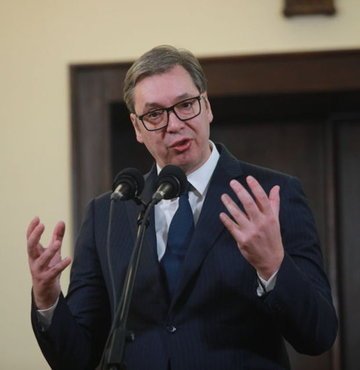 Sırbistan Cumhurbaşkanı Aleksandar Vucic, ülkesi ile Kosova arasında yaşanan gerginlikte tansiyonu düşürecek adımı duyurdu. Kosovalı Sırplarla bir araya gelen Vucic, sınırdaki barikatların kaldırılacağını açıkladı