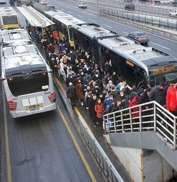 İstanbul Büyükşehir Belediyesi (İBB), yılbaşı gecesi toplu ulaşımda sefer sayılarının artırılacağını duyurdu. Yılbaşı gecesi 00.00-05.00 saatleri arasında 13 ayrı hatta 57 olan sefer sayısı 168