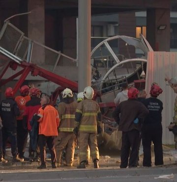 İzmir’in Bornova ilçesinde, bir otel inşaatındaki kule vincin bir kısmının devrildi. Kazada ilk belirlemelere göre 5 kişinin hayatını kaybettiği, 2 kişinin ise yaralandığı öğrenildi