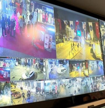 Yılbaşına saatler kala İstanbul, araçta bulunan 12 kişilik ekip tarafından 10 binin üzerinde kamera, 6 drone ile izleniyor. Ayrıca polis ekiplerinin üzerindeki kameraların desteği ile olumsuzluklar tespit edilerek, ekipler harekete geçiliyor