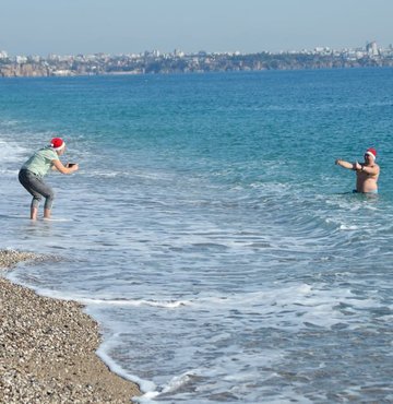 Meteoroloji Genel Müdürlüğü, yılın ilk gününe ait hava durumunu paylaştı. Buna göre ülkemiz genelinde yağış beklenmiyor. Güneybatı kesimlerinin parçalı bulutlu, diğer yerlerin de az bulutlu ve açık geçeceği tahmin ediliyor