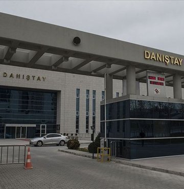 Danıştay Türkiye’nin İstanbul Sözleşmesi’nden çekilmesine dair nihai kararını verdi. Danıştay İdari Dava Daireleri Kurulu, Türkiye’nin sözleşmeden çekilmesini “hukuka uygun” buldu. Sözleşmeden çekilmeye ilişkin Cumhurbaşkanı kararının iptal istemini reddeden Danıştay 10. Dairesi’nin kararı oyçokluğuyla onandı. Kararın gerekçesi önümüzdeki günlerde açıklanacak. Böylece; Türkiye İstanbul Sözleşmesi’nden resmen çıkmış oldu. Fevzi Çakır’ın özel haberi…
