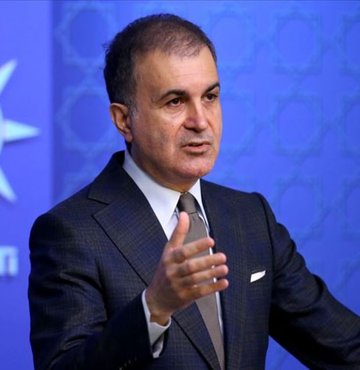 AK Parti Sözcüsü Ömer Çelik, MYK toplantısı sonrası açıklamalarda bulundu. Çelik bir soru üzerine "18 Haziranla ilgili çıkabilecek bazı sıkıntılardan dolayı bir değerlendirme yapılıyor. Bu tabii ki erken seçim düzeyinde bir değerlendirme olmayacak. Tarihin az geriye çekilmesi için değerlendirme yapılıyor. Bu değerlendirme erken seçim anlamına gelebilecek bir değerlendirme değil. Bir karar olduğu zaman sizinle paylaşacağım" yanıtını verdi