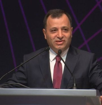 Anayasa Mahkemesi Başkanı Zühtü Arslan, geçmiş yıllarda Türk Anayasa Mahkemesi’nin hak eksenli bir yaklaşımı benimsemediğini savunan makale yazdığını söyledi. Arslan, "Bireysel başvuruyla birlikte Türk Anayasa Mahkemesi bir paradigmatik dönüşüm yaşadı, yani ideoloji eksenli yaklaşımdan hak eksenli bir yaklaşıma geçti" dedi