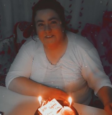 Mutlu Menekşe 48 yaşındaydı. Bi̇r süre önce tanıştığı Necati A. i̇le bi̇rli̇kte yaşıyordu. Menekşe, daha önce i̇ki̇ eşi̇ni̇ öldüren Necati A.