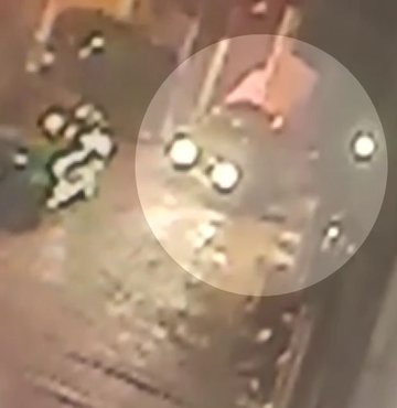 İstanbul Gaziosmanpaşa’da bir aracın yaralamalı trafik kazası yaptığı ihbarına giden polis, sürücü Caner Akgün’ün silahla vurulduğunu gördü. Yapılan çalışmalarda, Akgün’ün, olay bölgesine getirdiği arkadaşı Umut E.’nin çatışmaya girdiği kişiler tarafından vurulduğu ortaya çıktı
