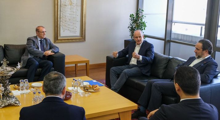 (Soldan sağa) Ciner Medya Grup Başkanı Kenan Tekdağ, Alibaba Grup Holding Başkanı Michael Evans, Trendyol Grup Başkanı Çağlayan Çetin ve Bloomberg HT Genel Yayın Yönetmeni Açıl Sezen.