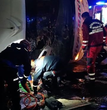 Diyarbakır- Silvan kara yolunda, sürücüsünün kontrolünden çıkan yolcu otobüsünün devrildiği kazada 1