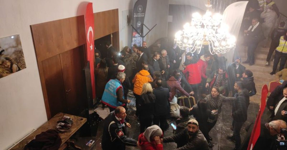 Kars’ın Sarıkamış ilçesinde otelin tavanı çöktü