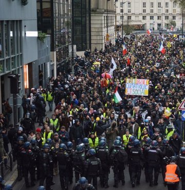 Paris’te sarı yelekliklerden protesto
