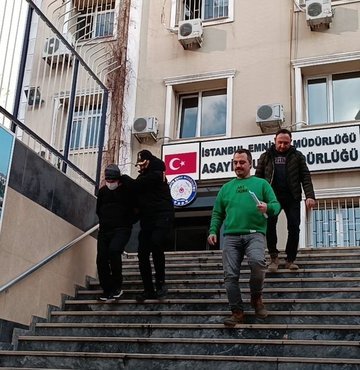 İstanbul’da 19 yıldır aranan eski banka müdürü binbir surat Elbeyi A. (61) yakalandı. Elbeyi A. şube müdürü olarak çalıştığı bankada müşterilerine boş dekontlara imza attırarak, hesabına 4,5 milyon dolar ve 500 bin sterlin parayı geçirdiği iddiasıyla aranıyordu
