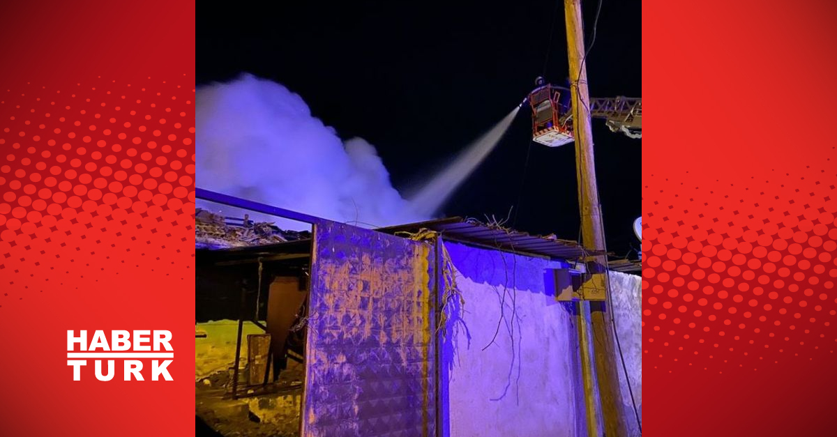 Alev alan elektrikli battaniye evi yaktı
