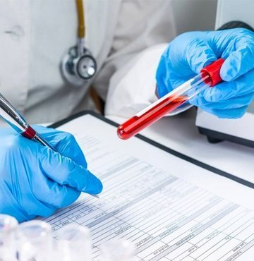Bilinen hastalığı olmayan kişilerde kanser belirteçlerinin kanda test edilmesi kişinin kanser olduğunu gösterir mi? Bu bir sorun ve bu sorunla en çok check-up veya hastaların genel muayenesi sırasında doktorlarından ısrarla ‘Her şeyime bakılsın istiyorum!’ dayatmaları yüzünden karşılaşılıyor. Sonuç, en küçük değer yüksekliğinde bile kanser olduğuna inanıp gereksiz korku ve endişe yaşayan hastalar. İleri tetkiklere yönlendirme aşamasında yaşanan yorgunluk, zaman ve para kaybı ise sorunun bir diğer boyutu. Habertürk Sağlık Yazarı Ceyda Erenoğlu yazdı