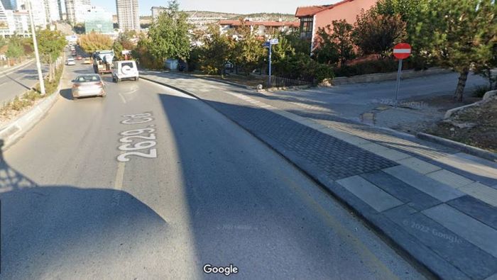 Kaldırımın yol olarak kullandığı o caddenin Google haritadaki görüntüsü.