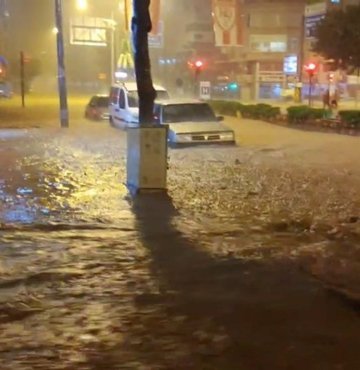 Son dönemdeki kış kuraklığının ardından yurdun bazı bölgelerinde bu akşamdan itibaren şiddetli sağanak yağış beklendiği açıklandı. Habertürk Meteoroloji Mühendisi Hüseyin Öztel ise yağışların Antalya