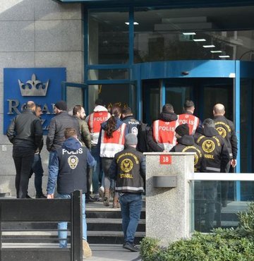 İstanbul polisi, Türkiye çapında emlak ve devre mülk dolandırıcılığı yaptığı belirlenen şebekeye operasyon düzenledi. Sabah erken saatlerde başlatılan operasyonlarda 110 kişi gözaltına alındı. Şüphelilerle birlikte aralarında son model marka araçların bulunduğu birçok otomobile el konuldu