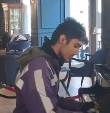 Sipariş götürdüğü otelde piyano çalmasıyla sosyal medyada gündem olan 19 yaşındaki motosikletli kurye Muharrem Can İncir, "İleride piyanist olmak istiyorum. Kendi kendime internetten çalmayı öğrendim" dedi. İncir, çaltığı parçalarla dinleyenleri mest etmeye devam ediyor