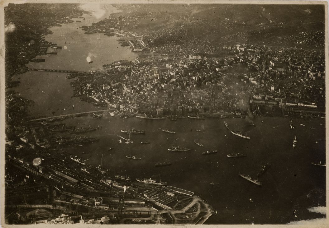 İşgal donanmasını Hali&ccedil; girişinde g&ouml;steren hava fotoğrafı, 3 Ağustos 1919. Suna ve İnan Kıra&ccedil; Vakfı Fotoğraf Koleksiyonu