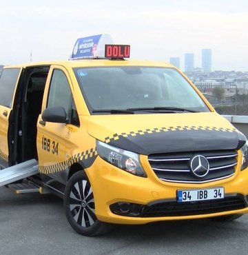 İstanbul Büyükşehir Belediyesi, minibüs ve dolmuşlardan oluşan ilk taksinin prototipini tanıttı. Buna göre araçta yolcu ve şoför için panik butonu da yer alıyor