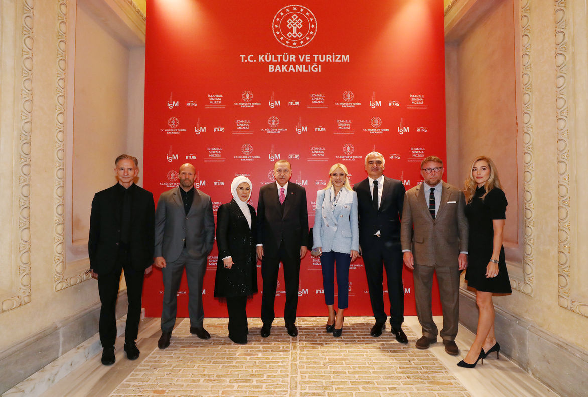 Jason Statham ile Guy Ritchie, 26 Şubat 2021'de Cumhurbaşkanı Recep Tayyip Erdoğan ile eşi  Emine Erdoğan'ın ve Kültür ve Turizm Bakanı Mehmet Nuri Ersoy'un da bulunduğu Atlas Sineması Müzesi'nin açılışına katılmıştı