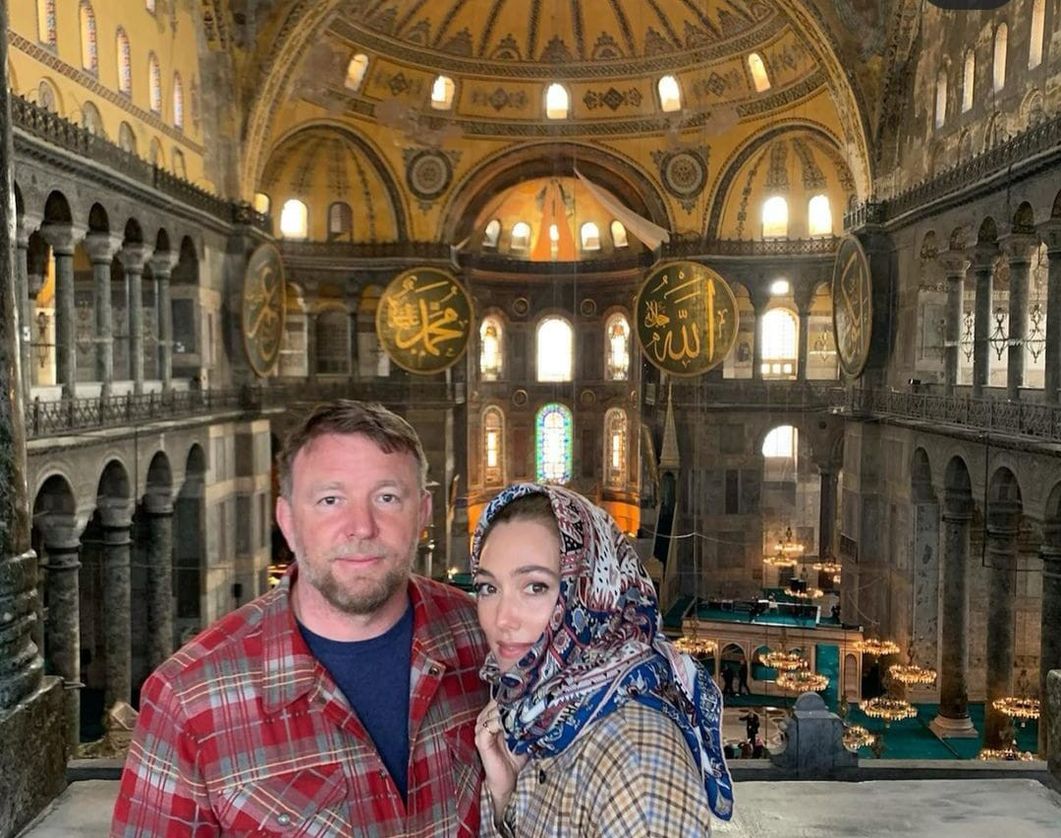 Guy Ritchie, İstanbul'a geldiğinde eşi Jacqui Ainsley ile birlikte Ayasofya Camii'yi de ziyaret etmiş, sosyal medya hesabından Türkiye'ye övgü yağdırmıştı.