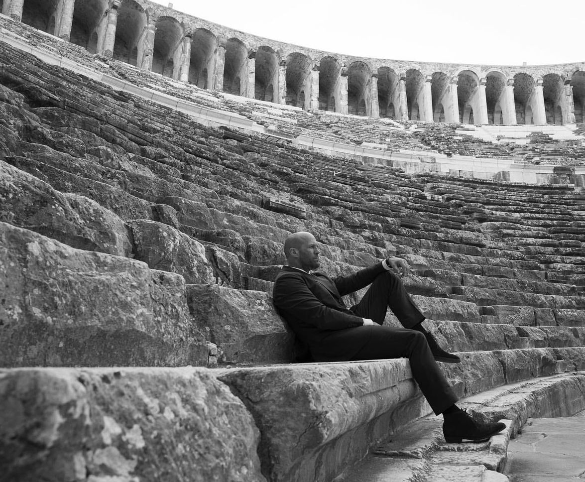 Jason Statham, 'Servet Operasyonu'nun çekimleri için iki ay kaldığı Antalya'da Aspendos Açık Hava Tiyatrosu'nu ziyaret etmiş, tarihi yeri sosyal medya takipçileriyle paylaşmıştı.