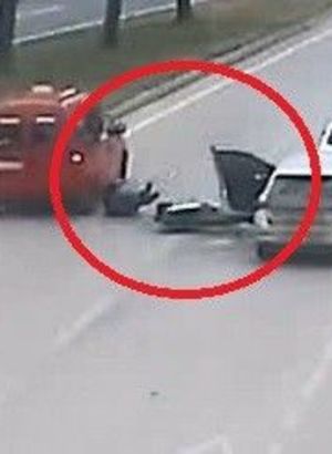 Ölüm teğet geçti! Hatalı park yapan sürücünün açtığı kapı az kalsın öldürüyordu