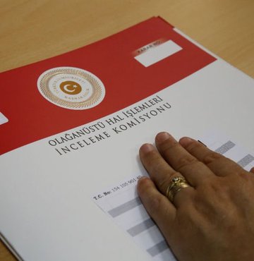 Anayasa Mahkemesi (AYM), olağanüstü halde geçerli olan bazı uygulamaların yürürlükte kalmasını öngören 28 maddelik yasaya ilişkin kararını verdi. Yüksek Mahkeme, kanunda yer alan düzenlemelerin bazılarını iptal ederken, bazılarını ise Anayasa