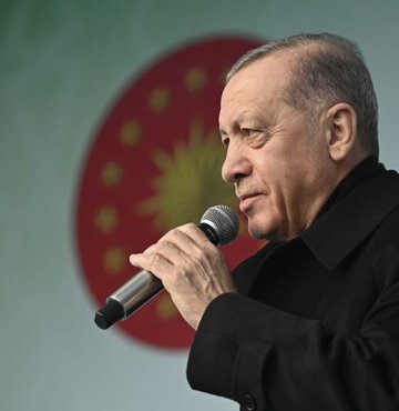 Cumhurbaşkanı Erdoğan, altılı masayı eleştirerek, "Halkın huzuruna vaat olarak kriz senaryolarıyla çıkmak, ancak bizim kafası karışıklar kulübünün göze alabileceği bir kifayetsizliktir" dedi. Erdoğan, muhalefetin Cumhurbaşkanı adayının henüz belirlenmemesi hakkında ise "Her şeyi söylediler bir tek adaylarının ismini söyleyemediler" ifadelerini kullandı. Cumhurbaşkanı Erdoğan, "Nefesleri daha ne kadar yeter bilmiyoruz ama 4-5 ay sonra yapılacak seçimlerde bu kapkaç siyaseti tamamen tasfiye olacaktır" diye konuştu