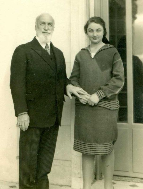 Halife Abdülmecid Efendi ve Bereket Jah’ın annesi olan kızı Dürrüşehvar Sultan, 1920’lerin sonunda Nice’de sürgünde.