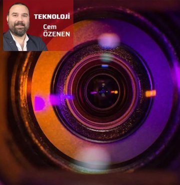 İzlendiğinizi düşünüyorsanız, güven probleminiz varsa, gittiğiniz ortak bir alanda sizi kayıt edebilecekleri fikri içinizi kemiriyorsa… İşte şaşırtıcı bir öneri; telefon kameralarınızı gizli kameraları bulmak için kullanabilirsiniz. 