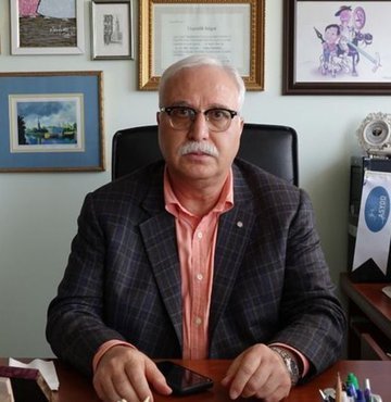 SaÄlÄ±k BakanlÄ±ÄÄ± KoronavirÃ¼s Bilim Kurulu Ãyesi Prof. Dr. Tevfik ÃzlÃ¼, âBu grip sezonunda bÃ¶yle kronik hastalÄ±klarda aniden bir bozulmanÄ±n ortaya Ã§Ä±kmasÄ± bir akut alevlenme tablosunun gÃ¶zlenmesinin altÄ±nda bir solunum yolu enfeksiyonu, bir grip olabilir. Bu durumda tipik kalp yetmezliÄi tablosuyla karÅÄ±mÄ±za Ã§Ä±kabilir. Grip her zaman alÄ±ÅtÄ±ÄÄ±mÄ±z gibi ateÅ ve Ã¶ksÃ¼rÃ¼kle Ã¼st solunum yolu enfeksiyonu bulgularÄ±yla karÅÄ±mÄ±za gelmeyebilir; gizli atipik seyirleri unutmamak lazÄ±mâ dedi