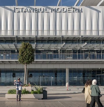 stanbul Modern’in ünlü mimar Renzo Piano’nun imzasını taşıyan Karaköy’deki yeni müze binası The New York Times gazetesi, web sitesinde “2023’te görülmesi gereken 52 yer” arasında gösterildi.
 