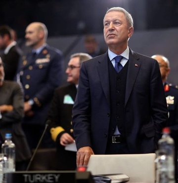 Milli Savunma Bakanı Hulusi Akar, CHP lideri Kemal Kılıçdaroğlu