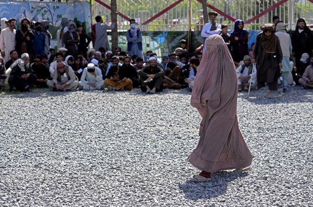 Taliban'dan kadınlara bir engel daha: Erkek doktora gitmek yasak