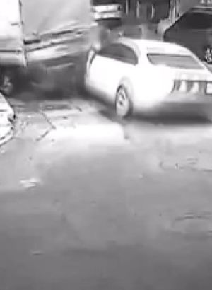 Kız kardeşinin içerisinde olduğu aracın üzerine atladı! Dehşeti yaşadı - Öne çıkan haberler