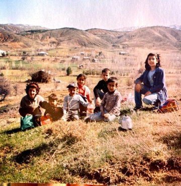 Elazığ’ın Maden ilçesine bağlı Durmuştepe köyündeki 7 çocukluk arkadaşı, çocukken verdikleri pozun aynısını 18 yıl sonra yeniden tekrarladı