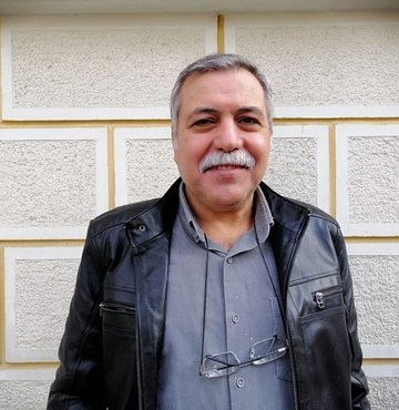 İstanbul’da yeşil pasaportunu uzatmak için İl nüfus Müdürlüğü’ne giden emekli polis memuru Naci Bayburt hayatının şokunu yaşadı. "Alınan parmak izi, eski parmak iziyle uyuşmuyor" denildi. Şaşkınlık yaşayan Bayburt, bir parmak izi uzmanıydı. Yıllarca Olay yeri İncelemede parmak izleri alan Bayburt, yetkililere "İnsanın parmak izleri değişmez" dese de pasaportu yenilenmedi. Ancak kendisine farklı bir formül uygulandı. Yeni pasaport başvurusu yaptırılarak yeşil pasaportunu alabildi. Sistemdeki bu sorun düzeltilmediği takdirde, çok sıkıntı yaşanacağını belirten Bayburt, "Bu durum birçok ilçe nüfus müdürlerinde de yaşanıyormuş" dedi