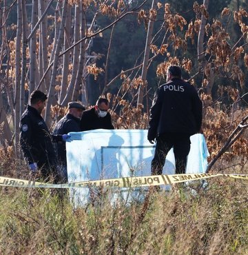 Antalya tam bir vahşete tanık oldu. Olayda ormanlık bir alanda kafası ve kolları olmayan erkek cesedi bulundu
