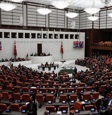 Kamuda çalışan 458 bin 615 sözleşmeliye kadro verilmesini öngören Devlet Memurları Kanunu ve Bazı Kanunlar ile 663 sayılı Kanun Hükmünde Kararnamede Değişiklik Yapılmasına Dair Kanun Teklifi, TBMM Genel Kurulunda kabul edilerek yasalaştı