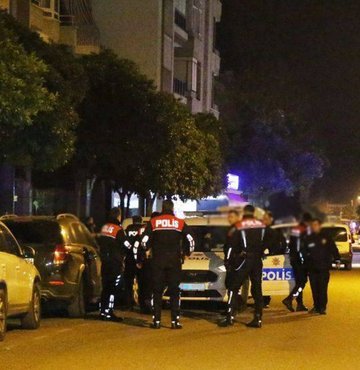 Oğlu tarafından bıçaklanan anneyi, sığındığı markette polis kurtardı!