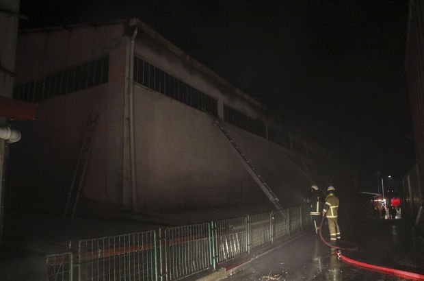Uşak'ta tekstil fabrikası alev alev yandı