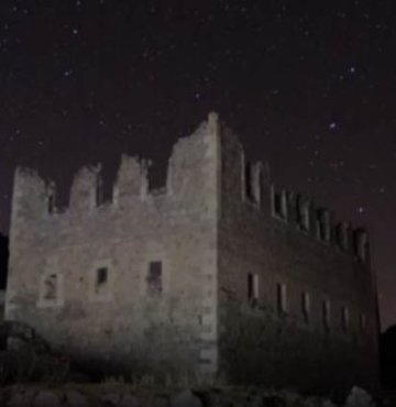 Trabzon-Gümüşhane sınırında yer alan Santa Harabeleri, gece karanlığında gökyüzü uzun pozlama tekniğiyle görüntülendi
