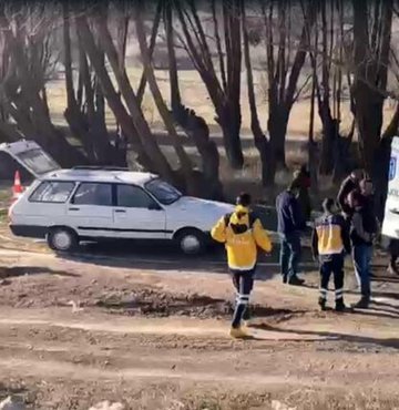 Park halindeki otomobilin içinde ölü bulunan 3 kişinin, yapılan ilk incelemelere göre egzoz kaynaklı karbonmonoksitten zehirlenerek öldüğü belirtildi
