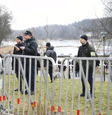 Aşırı sağcı politikacı Rasmus Paludan, bugün Türkiye’nin Stockholm Büyükelçiliği önünde Kuran-ı Kerim yaktı. Karara Dışişleri Bakanlığı