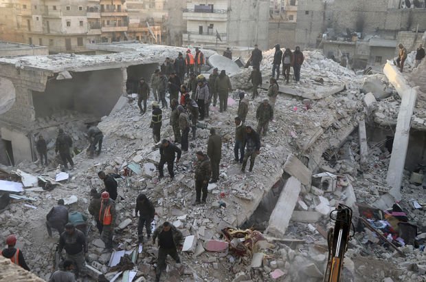 Halep'te 5 katlı bina çöktü: 11 kişi öldü